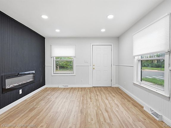 3rd image of 3060 Minerva St
