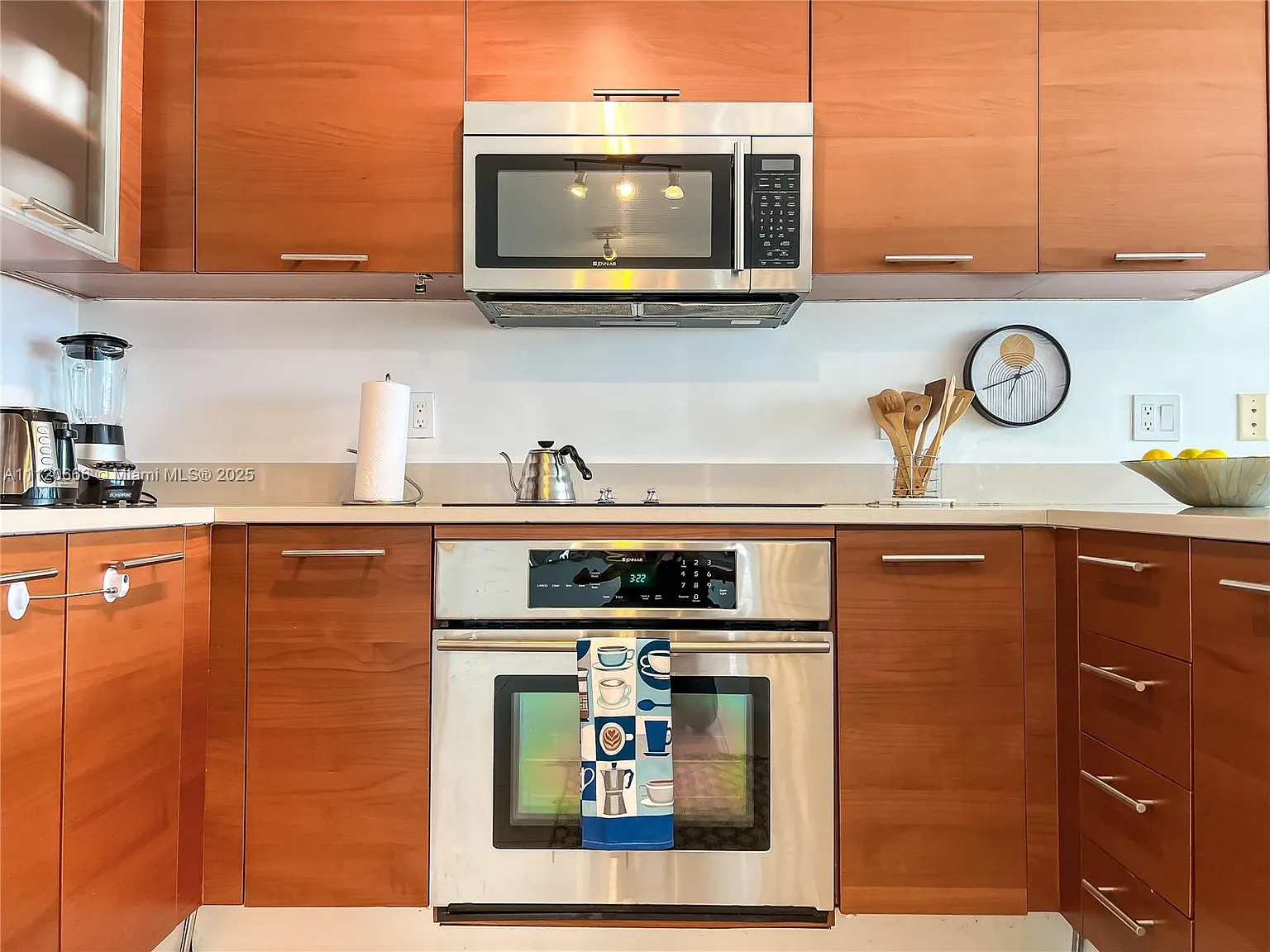 Midblock Miami Condo — Photo 4