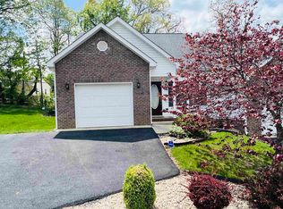 200 Collinswood Dr, Staunton, VA 24401