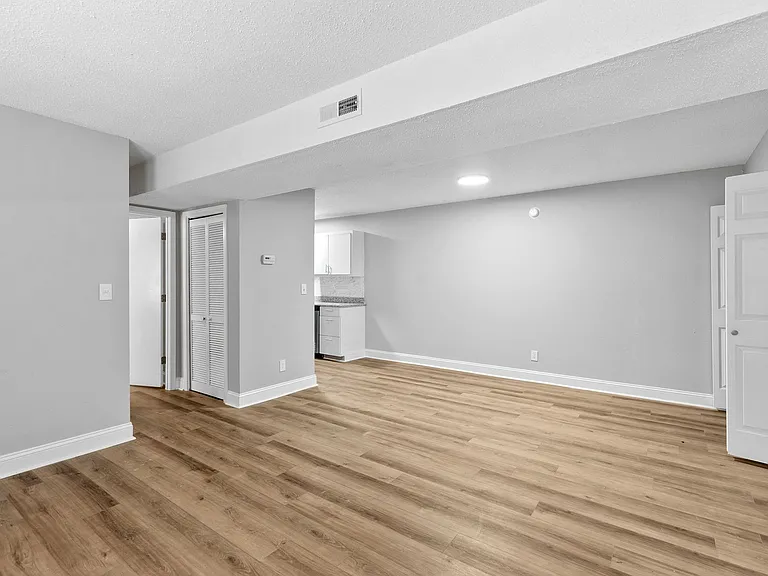 Pineview Apartments — Photo 5