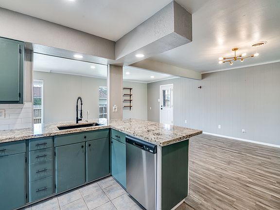 5th image of 2418 Patricia Ln