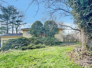 1828 University Dr, Charleston, IL 61920