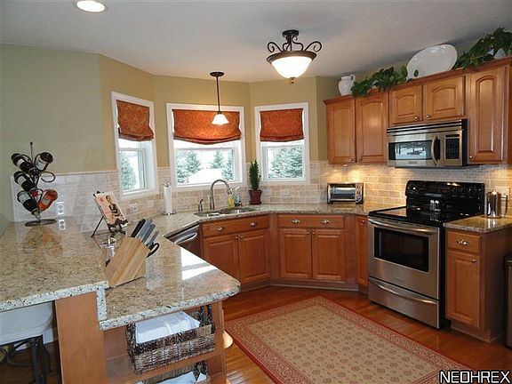 3rd image of 302 Baronsway Dr