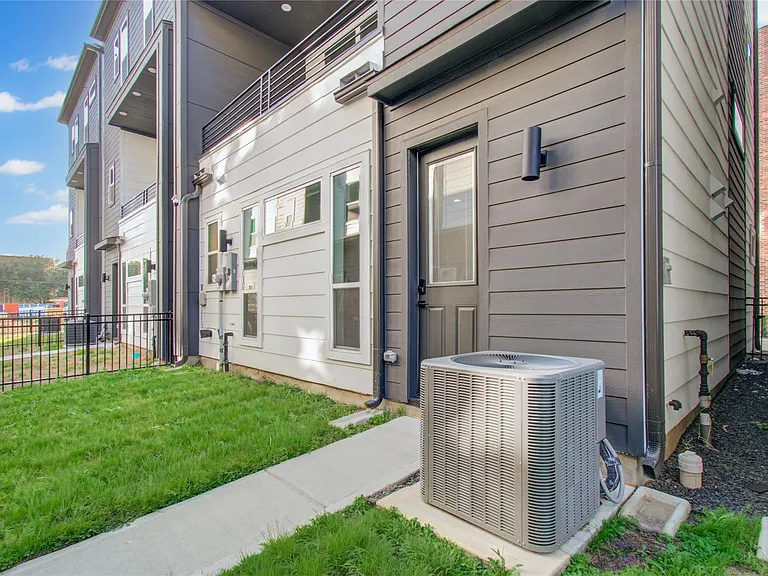 3032 Lamar St — Photo 36