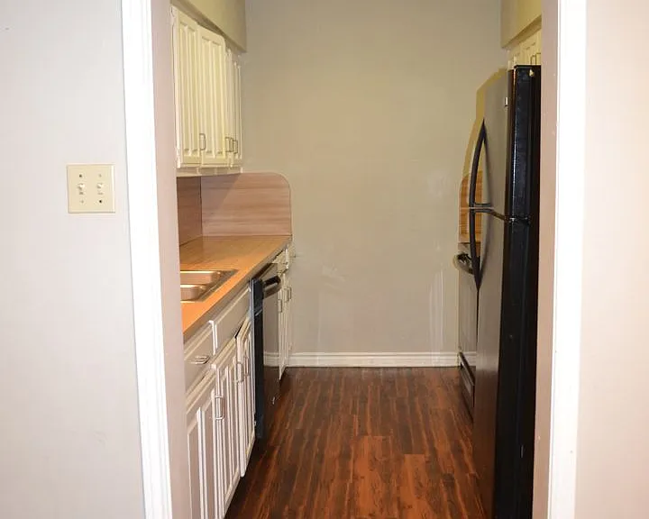 404 Benjamin St — Photo 12