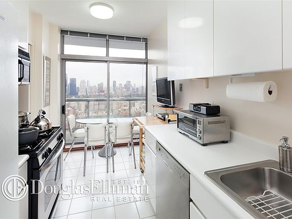 3rd image of 188 E 64th St APT 3304