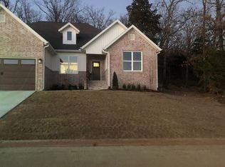760 W Foothills Dr, Fayetteville, AR 72701