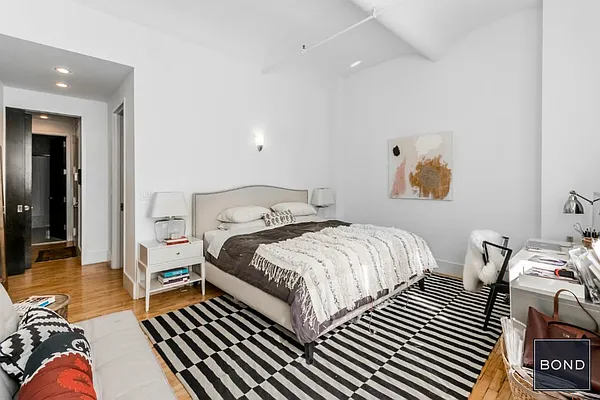 Rented by Bond New York | media 32