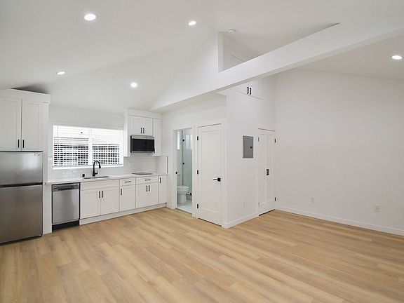 3rd image of 10919 Camarillo St #10917-1/2