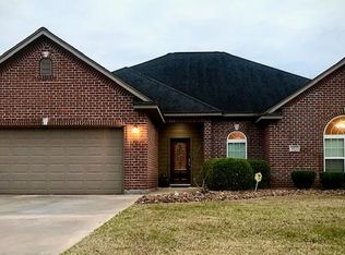 1012 S Belle Dr, Angleton, TX 77515