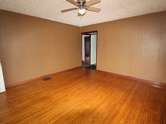 5th image of 687 Dogwood St