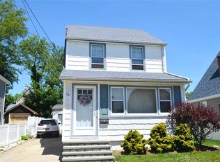 73 Syracuse St, Williston Park, NY 11596