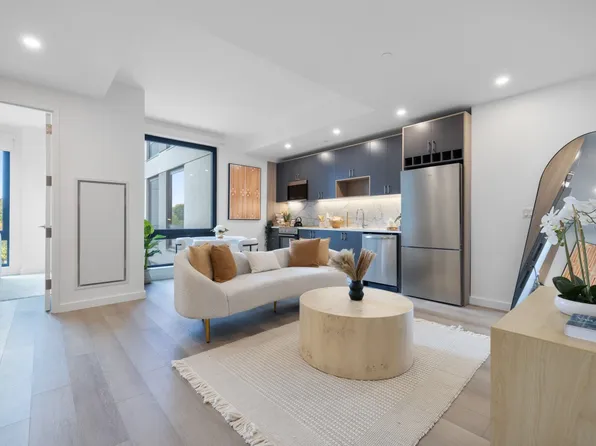 72-01 Queens Boulevard image 1 of 38