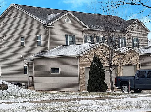 5th image of 572 N Westmount Dr