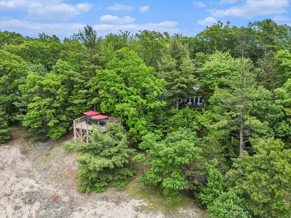 8641 N Perry Ave, Pentwater, MI 49449