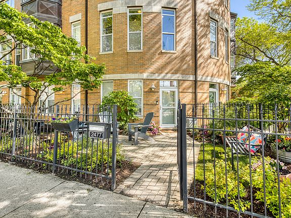 4th image of 2477 W Montrose Ave