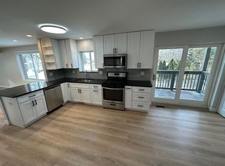 8 James Dr APT 2, Westmont, IL 60559