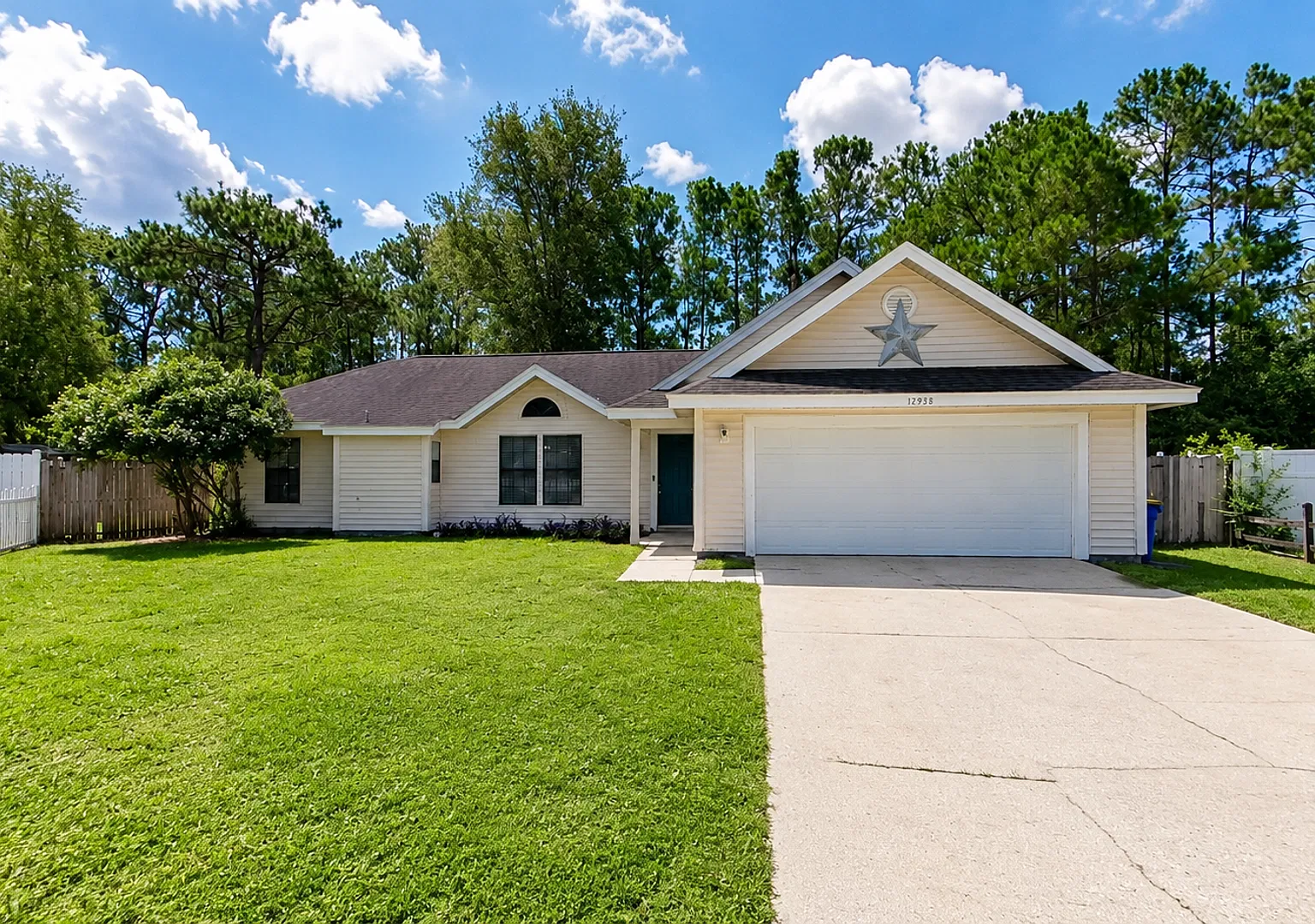 Spacious 4 Bedroom Home in Girvin! — Photo 1