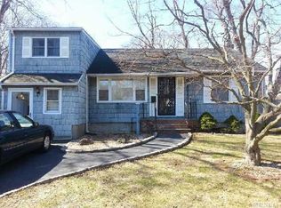 660 Arlington Dr, Seaford, NY 11783