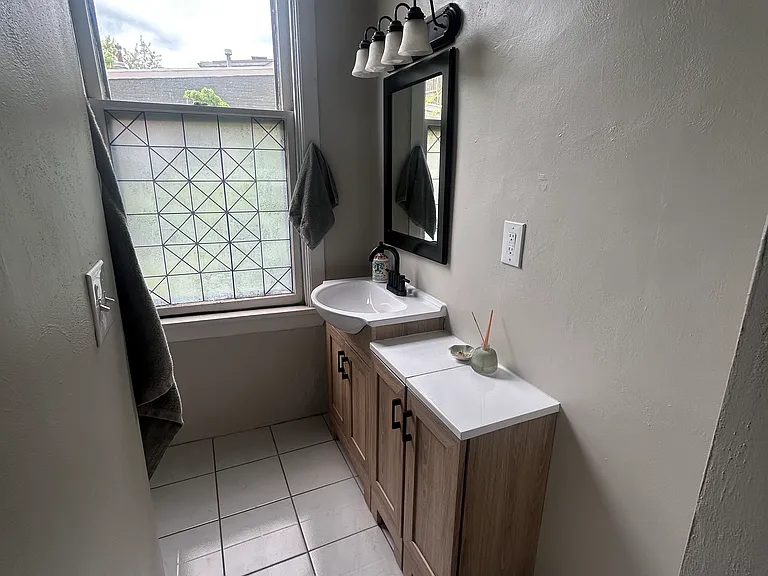 425 Russell St #1/2 — Photo 5