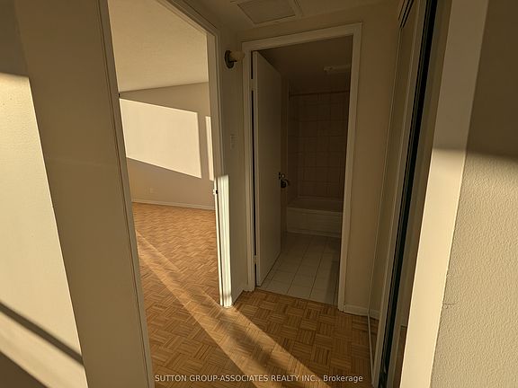 5th image of 914 Yonge St #2004