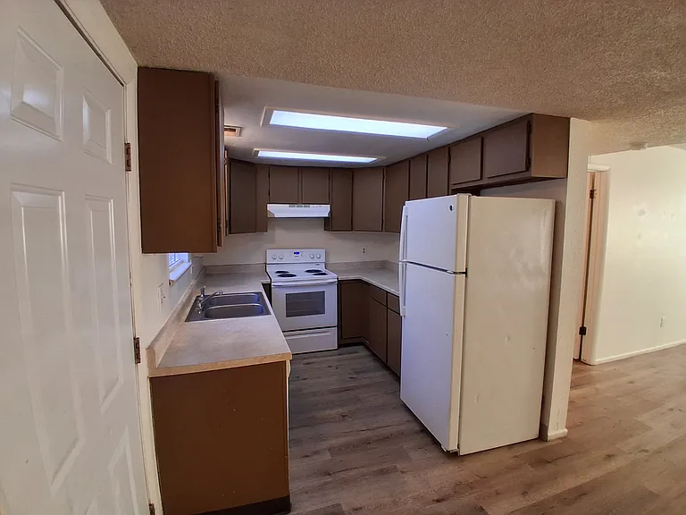 572 Dawn Ct #1 — Photo 3