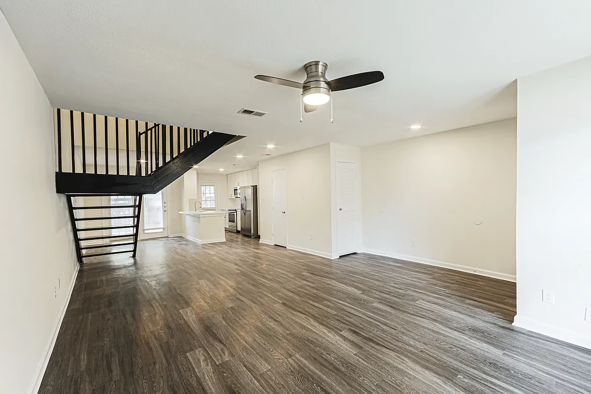 Building Photo - Roundhill Townhomes