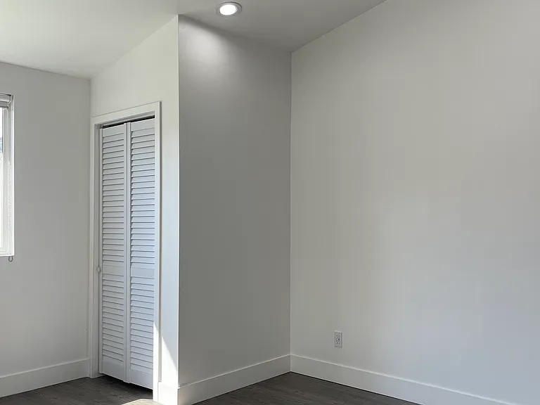 LIVING ROOM/LAUNDRY ROOM