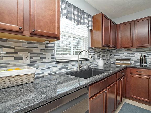 5th image of 140 Celia Ln #16