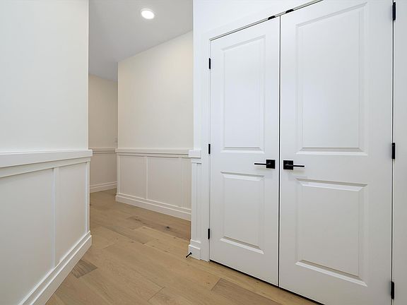 3rd image of 247 Edgemont Grn NW