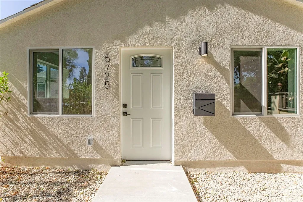 1 bed, 450 sqft, $2,100 — Photo 2