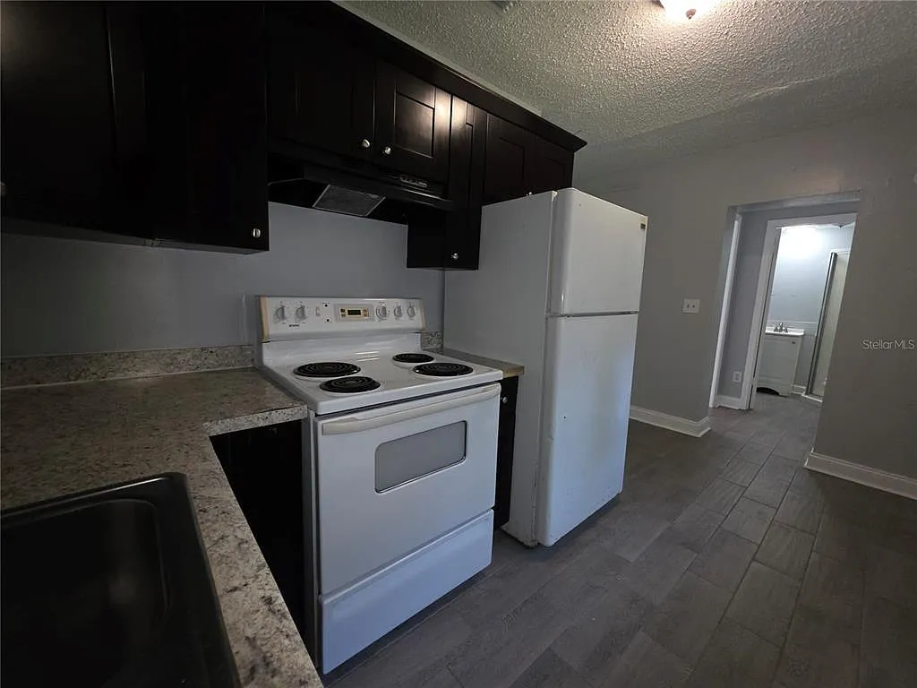 4 bed, 2.0 bath, 1034 sqft, $1,625 — Photo 4