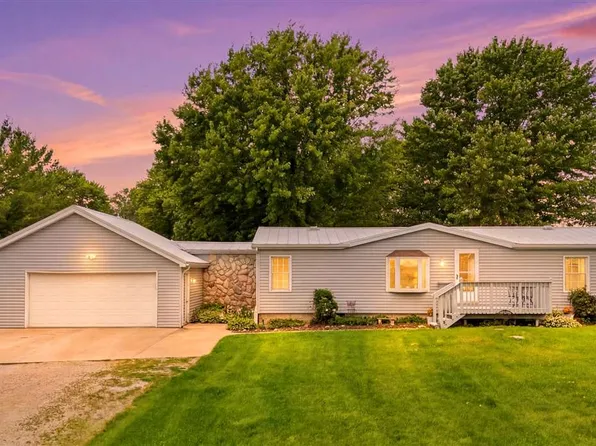 1688 Sweetland Acres Ln, Muscatine, IA 52761