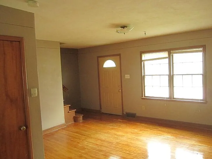 2405 Knapp St — Photo 2