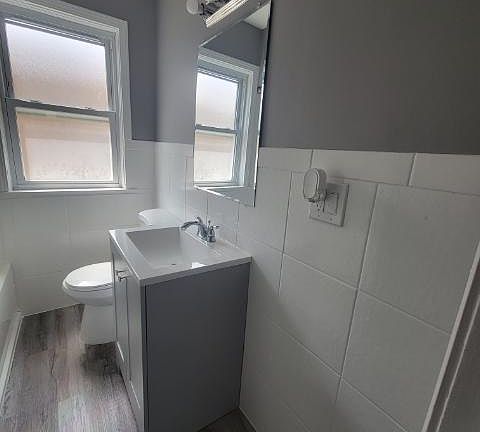 5th image of 12421 S May St