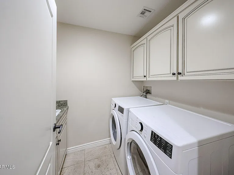 2434 E Roma Ave — Photo 11