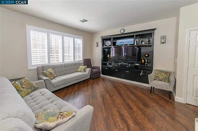 4 bed, 2.5 bath, 1618 sqft, $4,100 — Photo 2