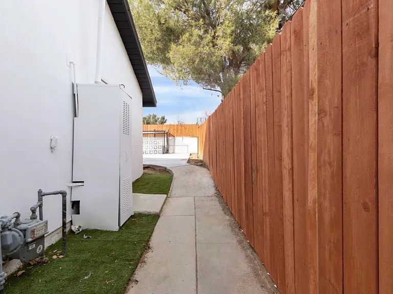 1121 W Holguin St — Photo 25