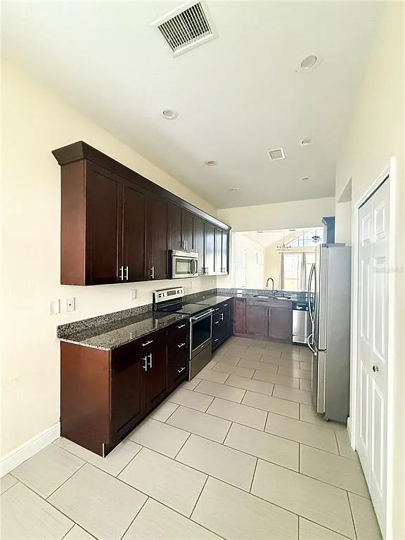 4 bed, 2.5 bath, 2341 sqft, $2,600 — Photo 3