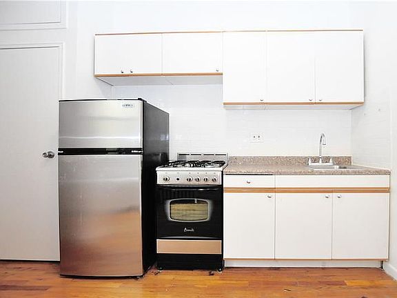 5th image of 320 W 17th St #5