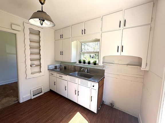 3rd image of 217 S Superior St