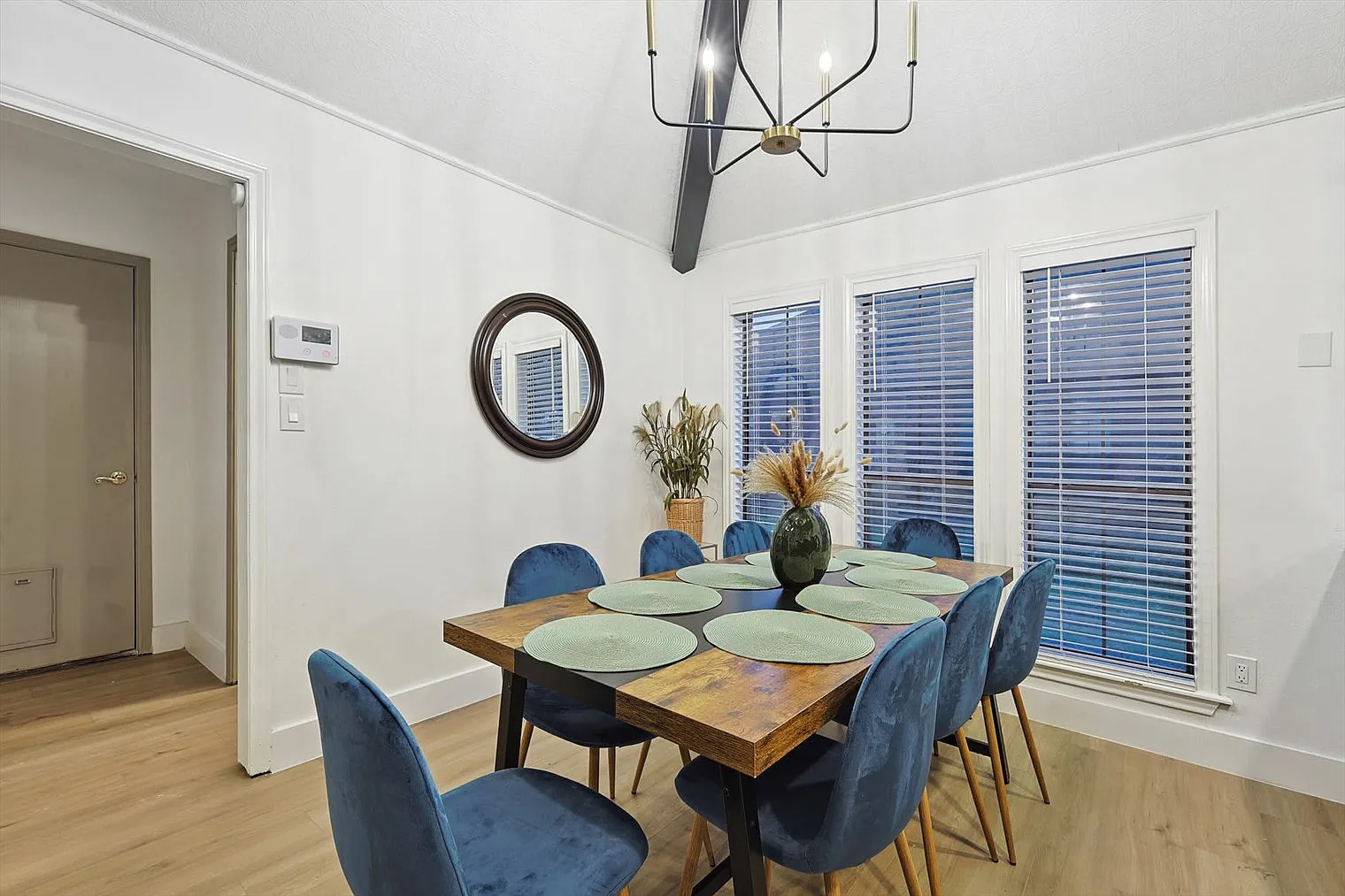 5 bed, 2.0 bath, 2271 sqft, $7,724 — Photo 3