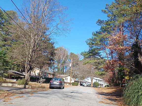 4th image of 1566 Darwen Ln
