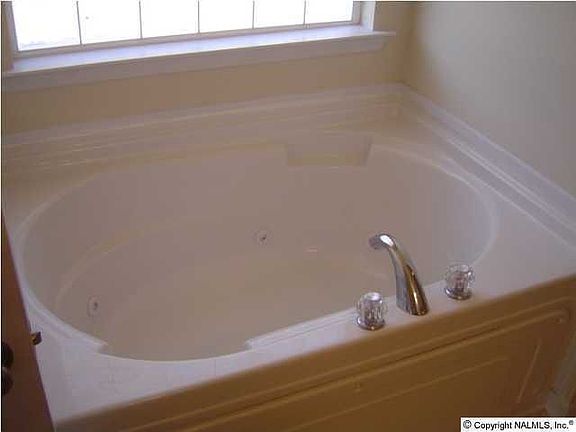 GARDEN TUB W/ JETS