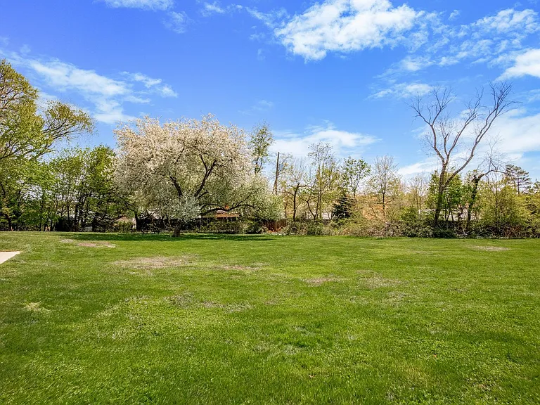 500 Manor House Ln — Photo 8