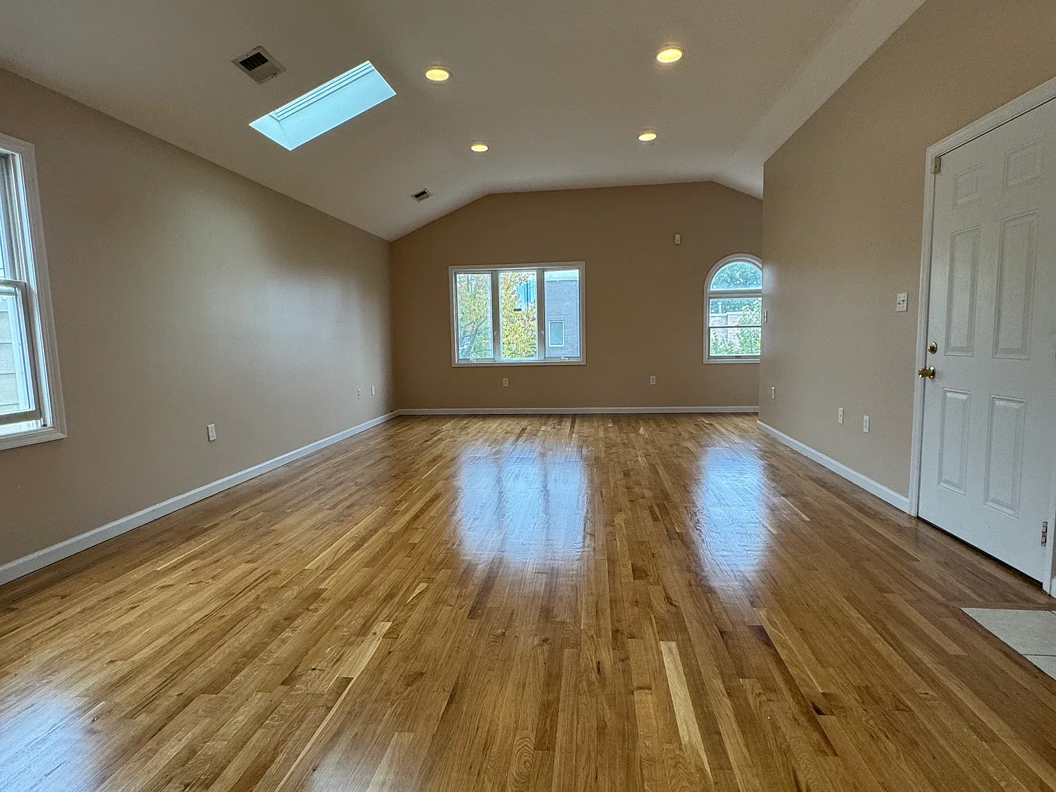 3 bed, 1200 sqft, $3,100 — Photo 2