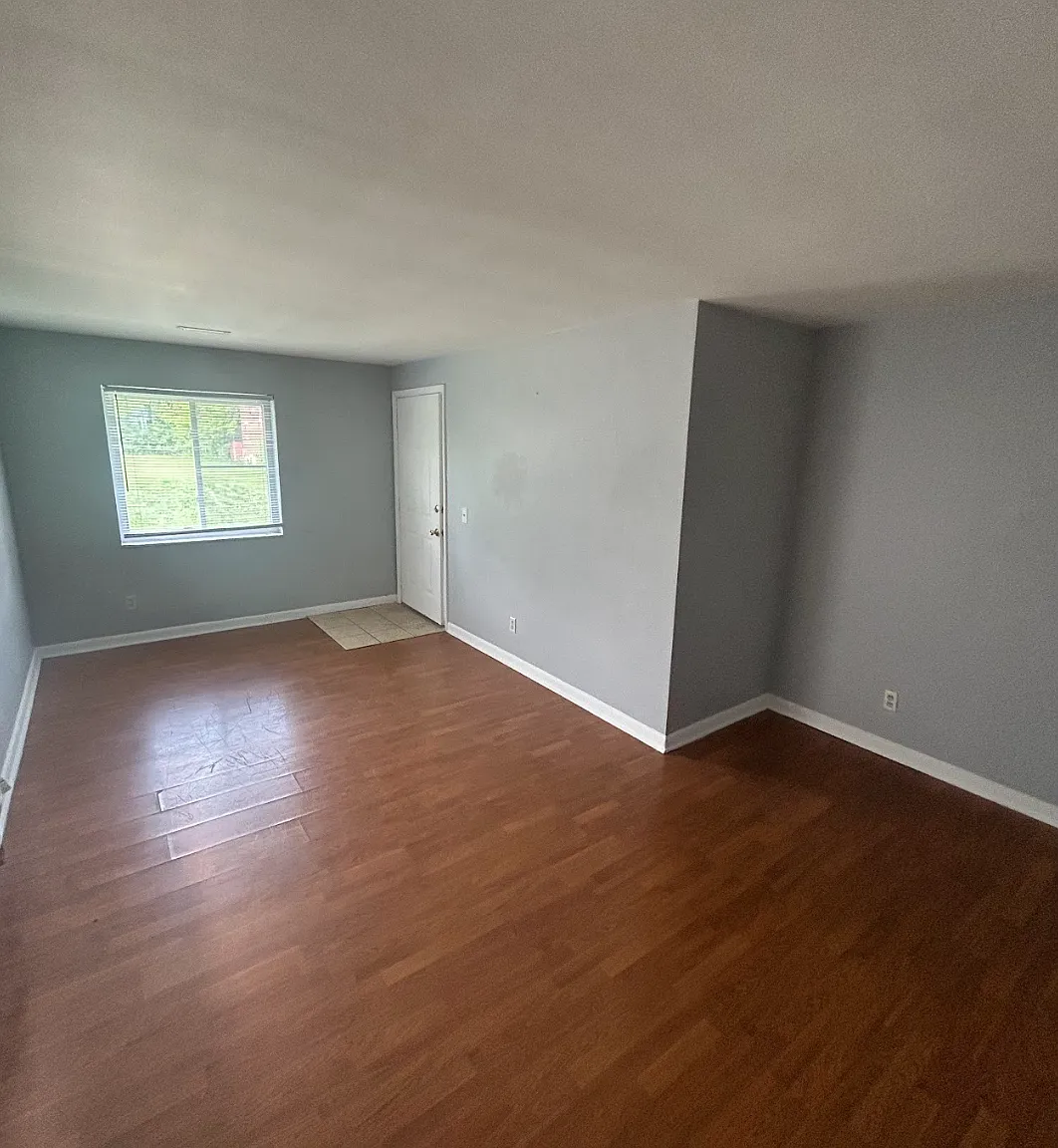 708 Oxford Ave — Photo 2