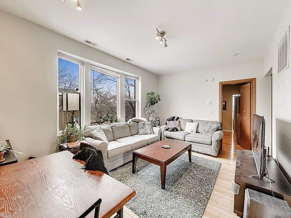 3rd image of 3105 W Argyle St #3