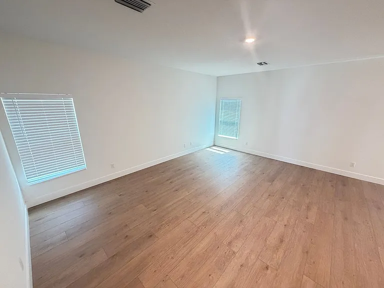 731 Schrader Ave SW — Photo 38