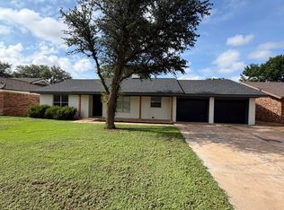 220 Sandalwood Ln, Levelland, TX 79336